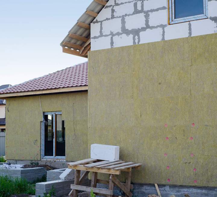 Protégez-vous des rigueurs de l’hiver grâce à une bonne isolation extérieure.